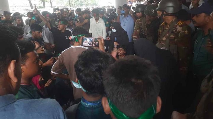 পরীক্ষার ফল সংস্কারের দাবিতে সচিবালয়ে ৫ শতাধিক শিক্ষার্থী