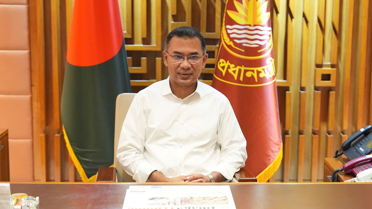 দরজা খুলেই প্রধানমন্ত্রী বললেন, ‘চলেন যুদ্ধে যাই’