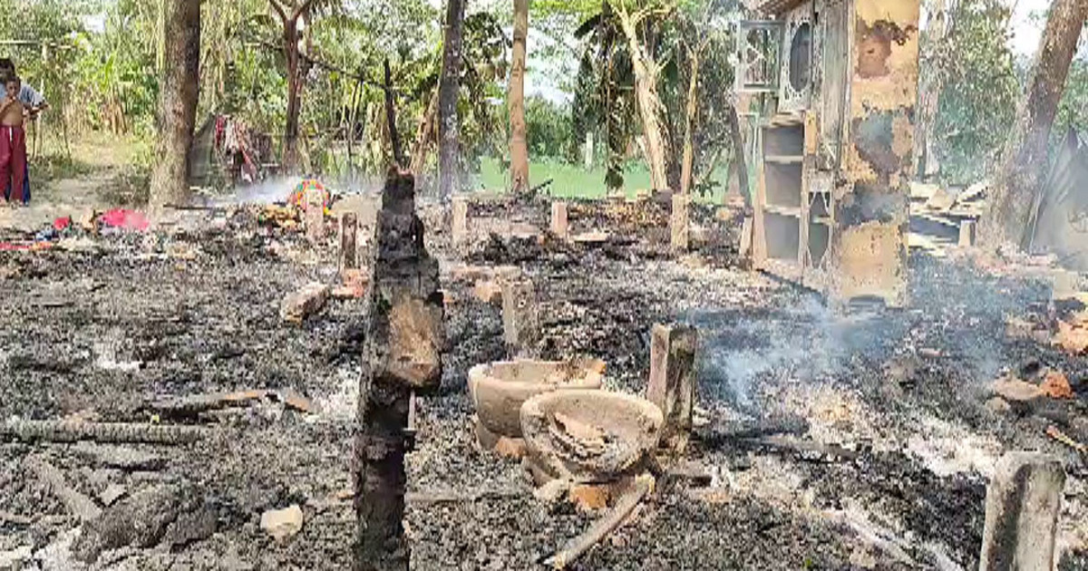 মাকে ঘর থেকে বের করে বাড়িতে আগুন দিল মাদকাসক্ত ছেলে