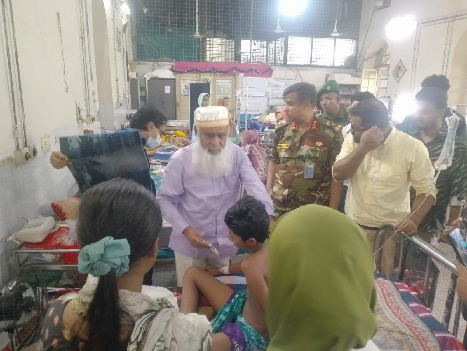 আহত স্কুল ছাত্র ইথানকে দেখতে ঢাকা মেডিকেলে যান  এমপি মনিরুল হক চৌধুরী