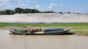 রাত নামলেই পদ্মার বুকে চলে বালু লুটের মহোৎসব