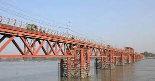 কালুরঘাট সেতুর রেলিং ভেঙে নদীতে গাড়ি