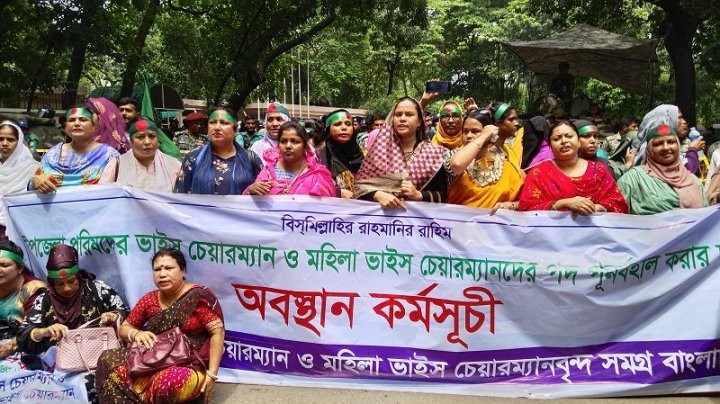 পুনর্বহালের দাবিতে যমুনার সামনে অবস্থান ভাইস চেয়ারম্যানদের