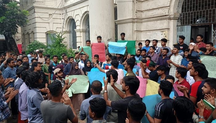 জবি থেকে উপাচার্য নিয়োগের দাবিতে বিক্ষোভ